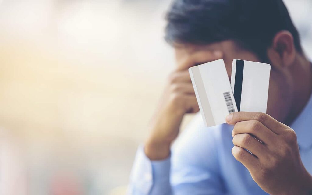 hombre-estafado-tarjetas-de-credito